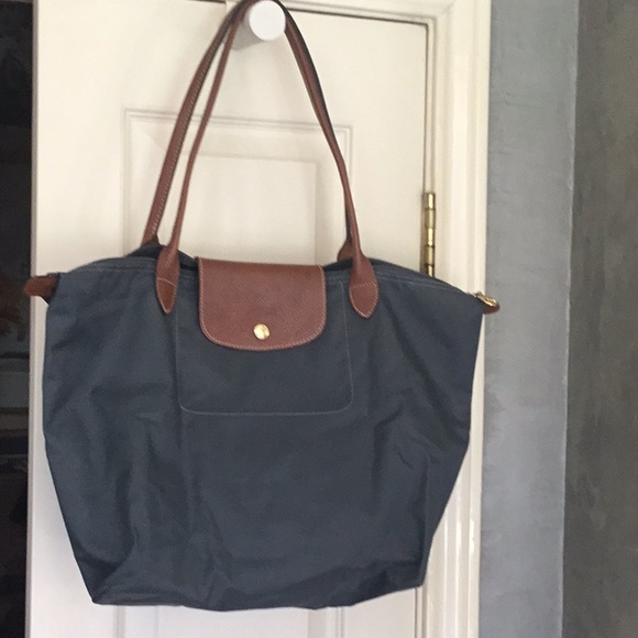 Longchamp Handbags - EUC Longchamp Le Pilage Shopping Tote medium bag